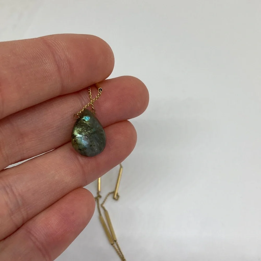 Grey/green stone necklace with gold colored chain - Picture 4 of 5